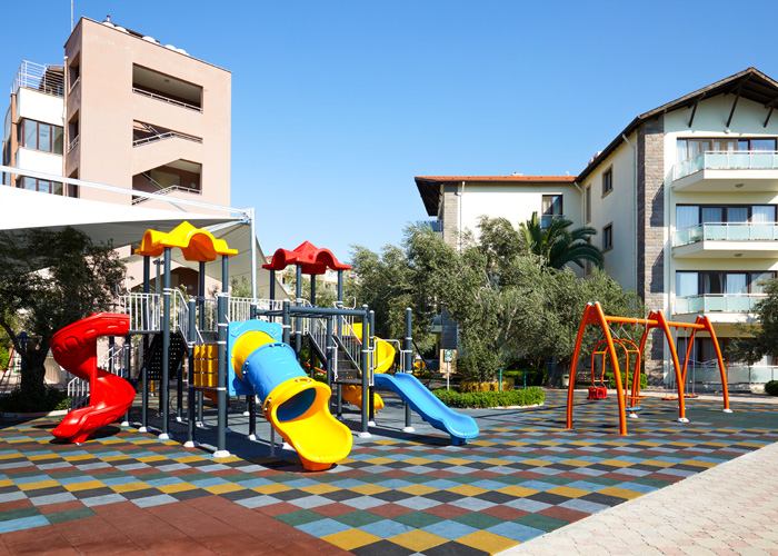 Tesisteki çocuk oyun parkı: kaydıraklar ve tırmanma alanı